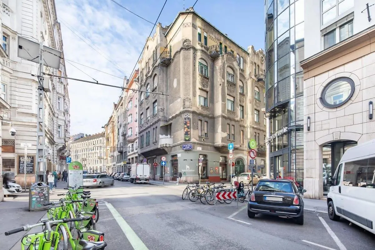 Extra Central Mini Studio - Lively Neighborhood Budapest Hungary